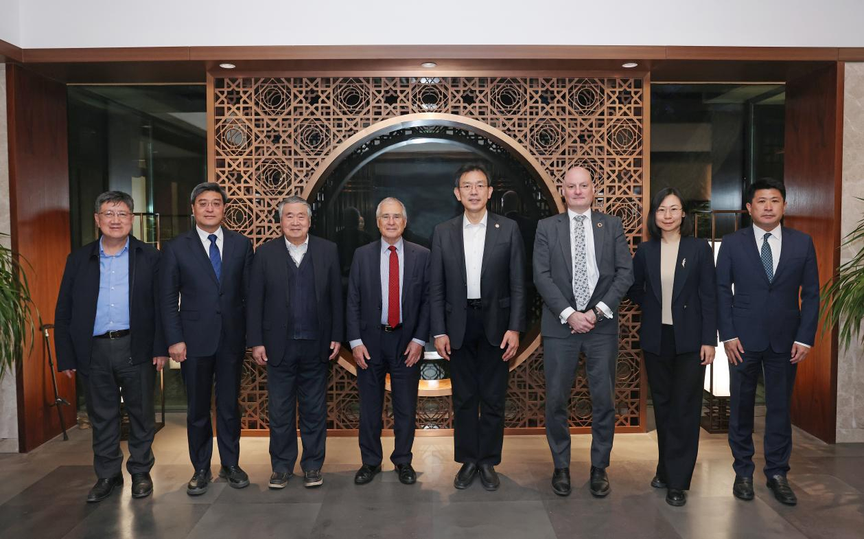 President Li meets with Lord Stern and his delegation