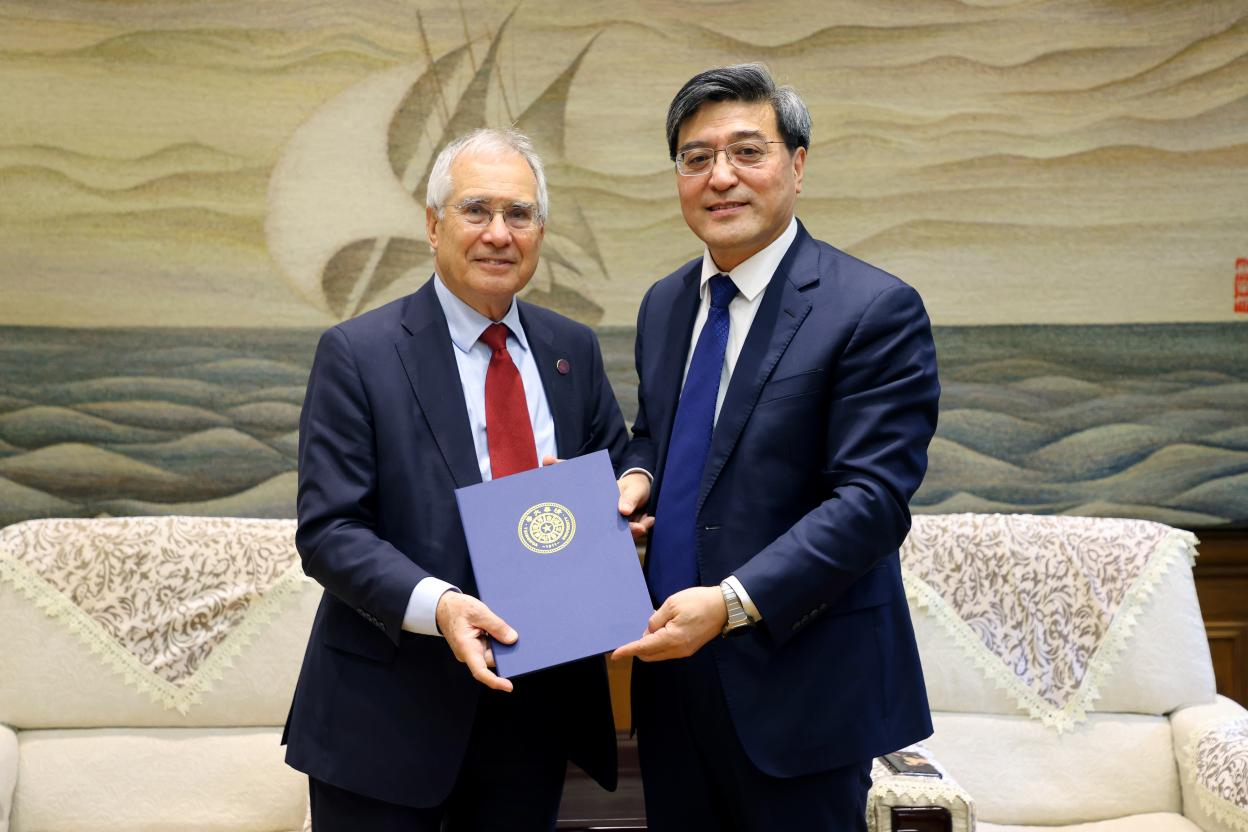 Professor Jiang presents the Honorary Professor Appointment Certificate to Lord Stern